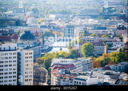 Vue panoramique en hauteur du centre de Berlin, Allemagne, montrant la Spree avec ses ponts, ses bâtiments muséaux historiques, ses immeubles résidentiels et le chemin de fer Banque D'Images