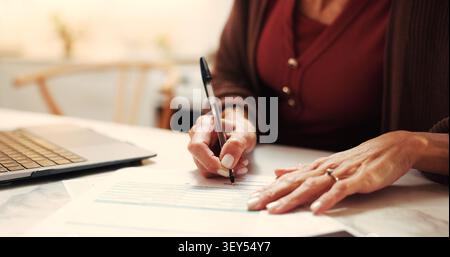 Mains, femme et signer le document à la maison pour le contrat de location, la conformité et l'enregistrement de la propriété. Signature légale, personne et approbation pour la location Banque D'Images