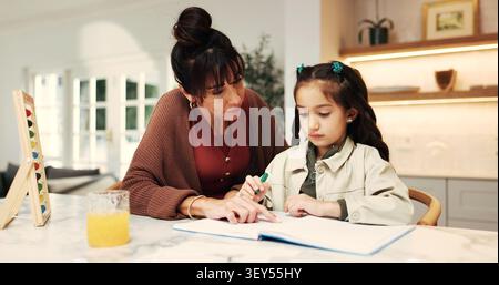 Fille, mère et aide aux devoirs, soutien et livre pour les mathématiques, les connaissances ou l'éducation à la maison. Personnes, maman et enfant pour l'attribution de numéro, l'apprentissage Banque D'Images