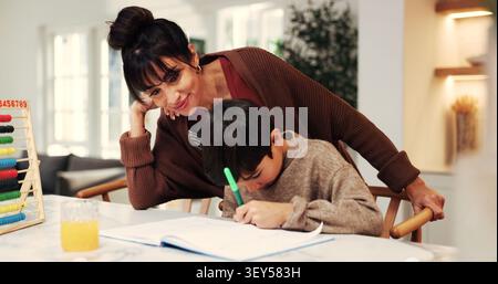 Enfant, mère et écriture avec devoirs, soutien et livre pour les mathématiques, les connaissances ou l'éducation à la maison. Les gens, maman et garçon pour l'attribution de numéro Banque D'Images