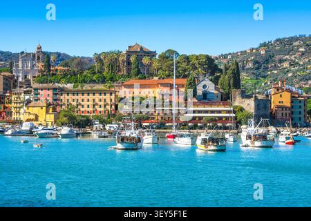 Vue sur les bateaux de pêche traditionnels amarrés dans le port de Santa Margherita Ligure avec des bâtiments historiques et des églises. Gênes, Ligurie, Italie Banque D'Images