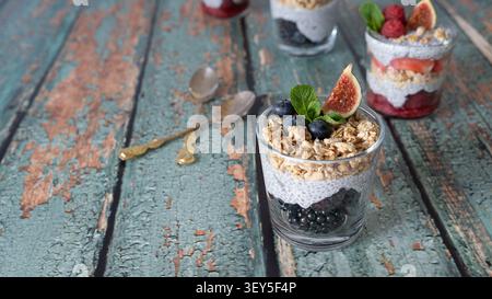 Dessert de petit déjeuner en couches sain avec des figues aux baies et du pudding de chia dans des pots en verre Banque D'Images