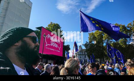 Anti-brexit mars, 25 mars 2017. Londres, Angleterre. Manifestants portant des drapeaux et des pancartes de l'UE marchant le long de Whitehall. Banque D'Images