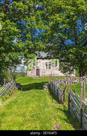 Chemin vers l'ancienne église médiévale de Suntak en Suède Banque D'Images