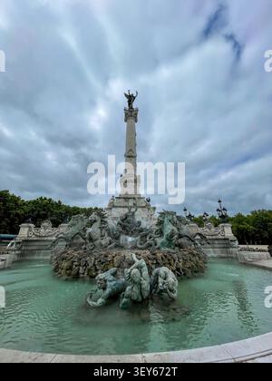 Vue en bas angle de la Fontaine des Girondins avec chevaux en bronze, bassins d'eau et ciel orageux à la place des Quinconces à Bordeaux, France. Banque D'Images