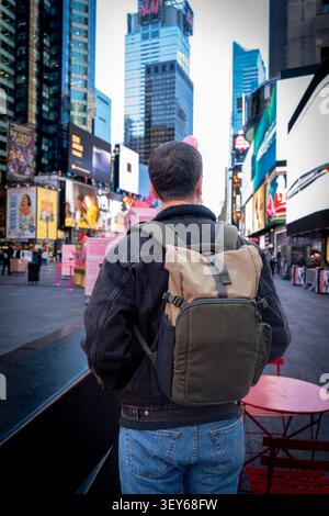 Manhattan, New York, États-Unis - 27 octobre 2025 : Times Square, New York. Times Square avec des touristes, panneaux d'affichage lumineux, écrans numériques, lumières. Banque D'Images