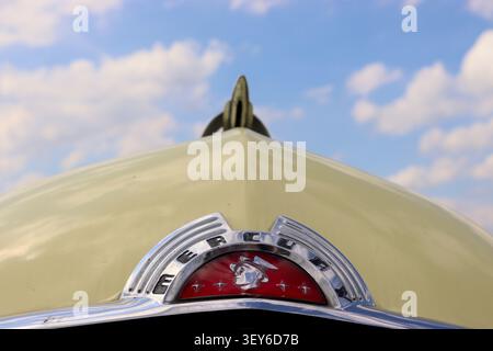 Un badge de capot en chrome sur une voiture américaine Mercury Eight de 1951, avec l’ornement du capot semblant survoler l’avant de la voiture. Banque D'Images