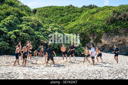 Miyakojima Japon , 18 janvier 2026 : Groupe de jeunes Japonais jouant à un match de balle sur la plage de Sunayama sur l'île de Miyako au Japon Banque D'Images