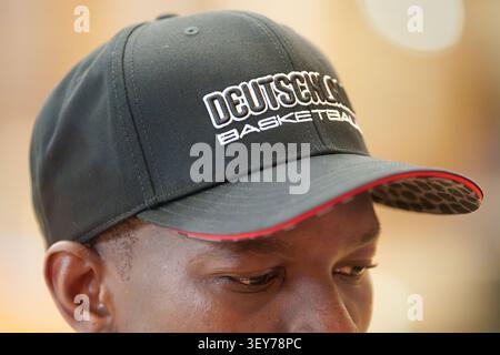 30 juin 2026, Sport, Berlin, entraînement de l'équipe nationale allemande de basket-ball dans la Max-Schmeling-Halle, joueur national de Berlin Dennis Schr?der dans une interview, Cap Hat Cappy 'Allemagne Basketball' Banque D'Images