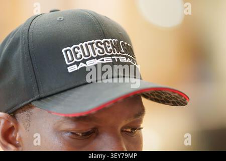 30 juin 2026, Sport, Berlin, entraînement de l'équipe nationale allemande de basket-ball dans la Max-Schmeling-Halle, joueur national de Berlin Dennis Schr?der dans une interview, Cap Hat 'Allemagne Basketball' Banque D'Images