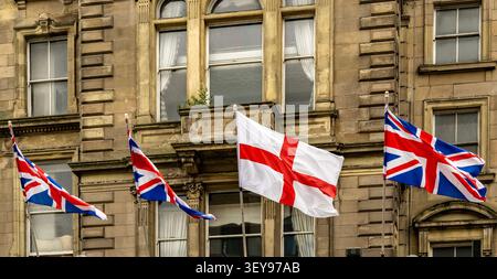 Drapeau de l'Union et drapeau de St George volant au-dessus du bâtiment Banque D'Images