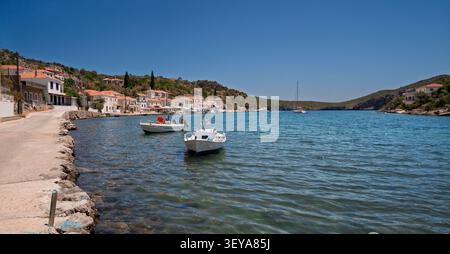 Vue panoramique sur le port touristique de Gerakas, Laconie, Péloponnèse, Grèce, Banque D'Images
