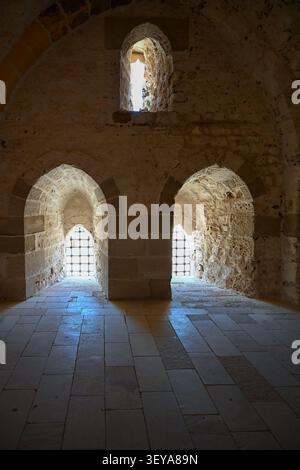 Une vue intérieure en angle bas regardant vers un grand plafond voûté en pierre et l'architecture historique à l'intérieur de la citadelle de Qaitbay à Alexandrie, en Égypte. Banque D'Images