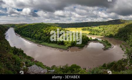 Vue panoramique sur la rivière Wye serpentant à travers les gorges boisées de la vallée de Wye depuis Wintour's Leap, Gloucestershire, Angleterre Banque D'Images