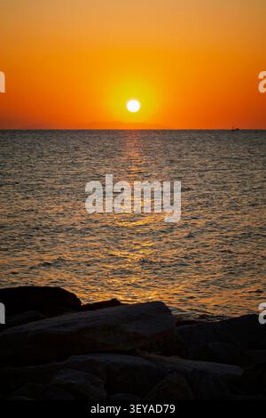 Un magnifique coucher de soleil sur la mer Égée sur l'île de Paros en Grèce. Banque D'Images