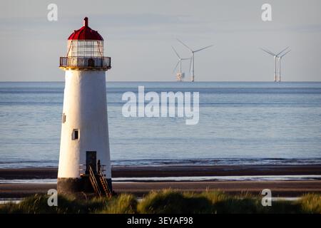 Le point historique du phare d'Ayr se trouve sur les rives sablonneuses de Talacre Beach, avec des éoliennes offshore visibles sur l'horizon marin lointain Banque D'Images