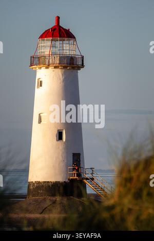 Vue portrait en bas angle du point blanc historique du phare d'Ayr debout sur la plage de sable de Talacre, au nord du pays de Galles Banque D'Images