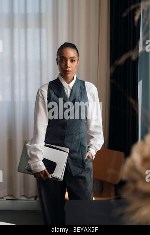 Portrait de femme d'affaires confiante posant avec sa main dans la poche au bureau Banque D'Images