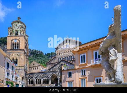 Aperçu de la cathédrale d'Amalfi et de la statue de l'apôtre préparé Andrew de la Piazza del Duomo dans le sud de l'Italie. Banque D'Images