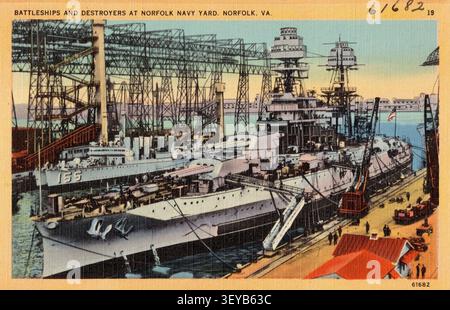 Image historique de cuirassés et de destroyers en cale sèche au Norfolk Navy Yard à Norfolk, en Virginie, montrée sur une carte postale d'époque mettant en évidence l'un des principaux chantiers de construction et de réparation navale de l'United States Navy. Créé vers 1930–1945. Banque D'Images