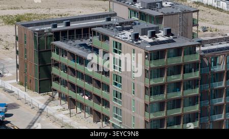 Amsterdam, pays-Bas - 16 juin 2026 : vue aérienne du Strandeiland à Amsterdam, montrant des logements sociaux préfabriqués modulaires sur une île artificielle. Banque D'Images