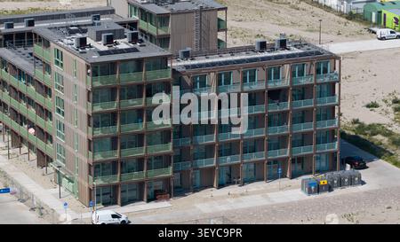 Amsterdam, pays-Bas - 16 juin 2026 : vue aérienne du Strandeiland avec des immeubles d'appartements modernes en bois avec balcons, panneaux solaires sur ro Banque D'Images