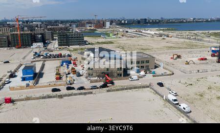 Amsterdam, pays-Bas - 16 juin 2026 : vue aérienne de la zone de développement du Strandeiland à Amsterdam, avec des sites de construction, des infrastructures pro Banque D'Images