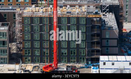 Amsterdam, pays-Bas - 16 juin 2026 : vue aérienne du Strandeiland à Amsterdam, montrant des logements sociaux préfabriqués modulaires sur une île artificielle. Banque D'Images