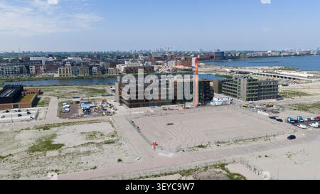 Amsterdam, pays-Bas - 16 juin 2026 : vue aérienne du Strandeiland à Amsterdam, montrant des logements sociaux préfabriqués modulaires sur une île artificielle. Banque D'Images