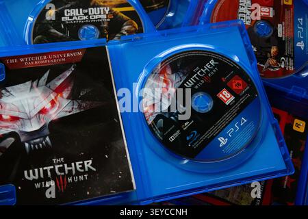 Yokohama, Japon. 02 juillet 2026. Ouvrez les étuis avec des disques physiques des jeux PlayStation 4 « The Witcher 3 », « Call of Duty Black Ops 6 » et « Red Dead Redemption 2 ». Le 1er juillet 2026, Sony Interactive Entertainment a confirmé qu'il cesserait de fabriquer des disques de jeux physiques pour tous les nouveaux jeux PlayStation à partir de janvier 2028. Crédit : SOPA images Limited/Alamy Live News Banque D'Images