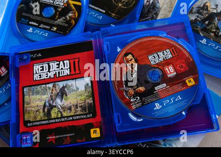 Yokohama, Japon. 02 juillet 2026. Ouvrez les étuis avec des disques physiques de jeux PlayStation 4. Red Dead Redemption 2, Call of Duty Black Ops 6 et Elden Ring. Le 1er juillet 2026, Sony Interactive Entertainment a confirmé qu'il cesserait de fabriquer des disques de jeux physiques pour tous les nouveaux jeux PlayStation à partir de janvier 2028. Crédit : SOPA images Limited/Alamy Live News Banque D'Images