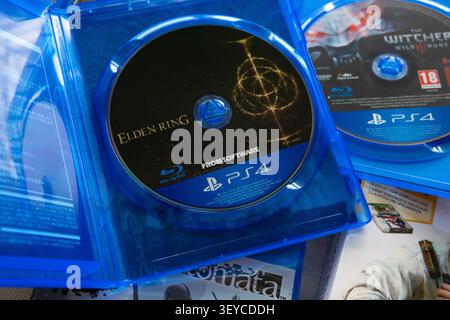Yokohama, Japon. 02 juillet 2026. Ouvrez les étuis avec les disques physiques des jeux PlayStation 4 « Elden Ring », « The Witcher 3 » et « nier Automata ». Le 1er juillet 2026, Sony Interactive Entertainment a confirmé qu'il cesserait de fabriquer des disques de jeux physiques pour tous les nouveaux jeux PlayStation à partir de janvier 2028. (Photo de Stanislav Kogiku/SOPA images/Sipa USA) crédit : Sipa USA/Alamy Live News Banque D'Images