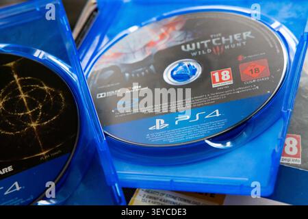 Yokohama, Japon. 02 juillet 2026. Ouvrez les étuis avec les disques physiques des jeux PlayStation 4 « The Witcher 3 » et « Elden Ring ». Le 1er juillet 2026, Sony Interactive Entertainment a confirmé qu'il cesserait de fabriquer des disques de jeux physiques pour tous les nouveaux jeux PlayStation à partir de janvier 2028. (Photo de Stanislav Kogiku/SOPA images/Sipa USA) crédit : Sipa USA/Alamy Live News Banque D'Images