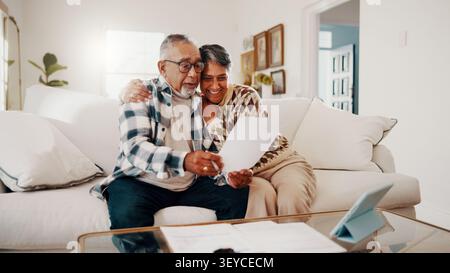 Documents, discussion et couple aîné sur canapé à la maison avec fonds de retraite, épargne ou paiement. Heureux, paperasse et homme âgé avec femme pour Banque D'Images