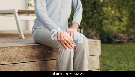 Douleur au genou, mains et arrière-cour avec une vieille femme à la maison pour arthrose, blessure ou problème articulaire. Fibromyalgie inflammation, risque de fracture et pression Banque D'Images