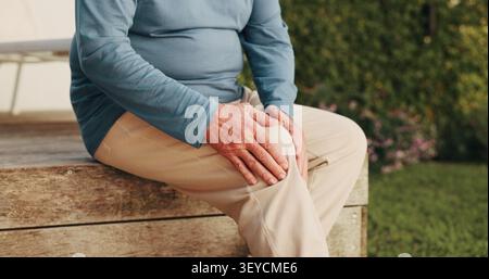Douleur au genou, mains et arrière-cour avec vieil homme à la maison pour arthrose, blessure et problème articulaire. Fibromyalgie inflammation, risque de fracture et pression Banque D'Images