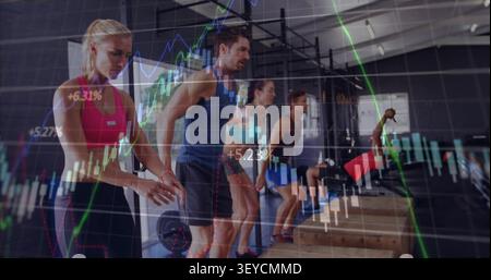 Équipe commençant des squats et faisant des sauts plyométriques pour la forme physique, soulevant des bancs, bougies bougeant au-dessus du cadre Banque D'Images
