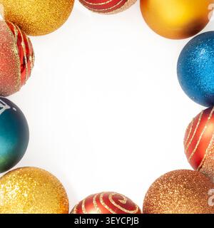 Boules de Noël colorées cadre rond isolé sur fond blanc avec modèle d'espace de copie central Banque D'Images