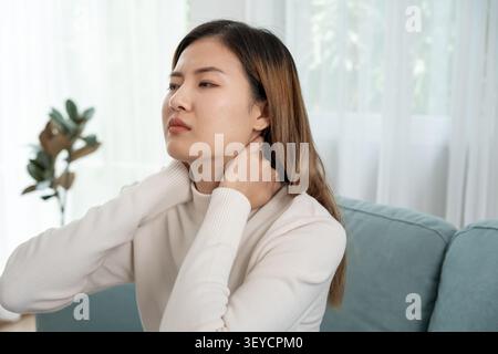 syndromes de bureau, femme massant des douleurs cervicales dues au travail et à l'aide d'un ordinateur, composite numérique d'une colonne vertébrale focalisée de douleurs cervicales et d'épaule symp Banque D'Images
