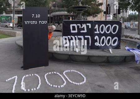JÉRUSALEM - 2 JUILLET : un manifestant portant un masque représentant le premier ministre israélien Benjamin Netanyahu se tient derrière une installation portant le texte « massacre de Netanyahu de 7,10 » alors que des manifestants antigouvernementaux se rassemblent près de la résidence officielle du premier ministre Benjamin Netanyahu pour une manifestation marquant les 1 000 jours de l'attaque menée par le Hamas contre Israël le 2 juillet 2026 à Jérusalem le 7 octobre 2023. Activistes, survivants et familles endeuillées commémorent dans tout Israël les 1 000 jours qui se sont écoulés depuis les attaques menées par le Hamas le 7 octobre 2023. Banque D'Images