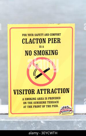 un panneau jaune sur la jetée clacton indiquant zone non fumeur uk Banque D'Images