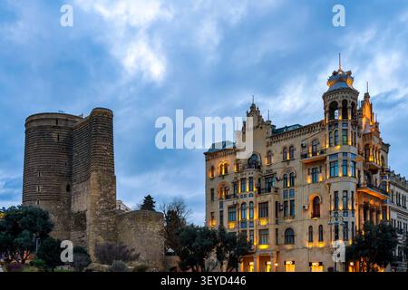 Tour inaugurale à côté du palais Isa Bek Hajinski illuminé au crépuscule dans la vieille ville, Bakou, Azerbaïdjan. Banque D'Images
