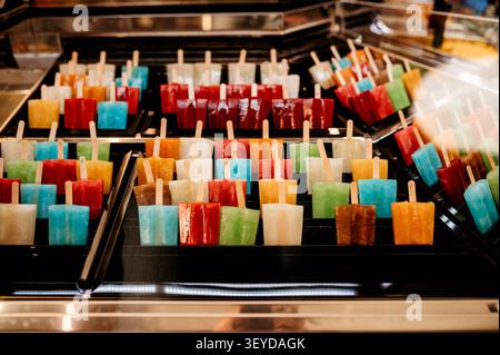 Popsicles colorées exposées dans un magasin de crème glacée en Italie Banque D'Images