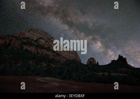 La galaxie de la voie lactée s'élève au-dessus des roches rouges de Sedona Banque D'Images