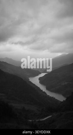 Vue monochrome épique de la rivière Nho que et ma Pi Leng Canyon Ha Giang Vietnam Banque D'Images