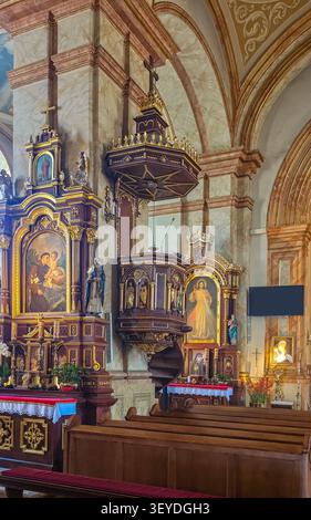 Chaire historique en bois à l'intérieur de la Basilique de la présentation de la Bienheureuse Vierge Marie à Wadowice, Pologne, avec un intérieur baroque richement décoré Banque D'Images