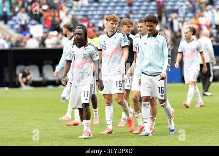 Seattle, Washington, USA. 1st July, 2026. Belgium midfielder Jérémy Doku (11) Belgium defender Thomas Meunier (15) Belgium defender Koni de Winter (16) Belgium forward Charles de Ketelaere (17) and other Teammates walk off the field at the end of the game Belgium National Team vs Senegal National Team for the FIFA world cup match, for the Round of 32 at Seattle Stadium. (Credit Image: © Melissa Levin/ZUMA Press Wire) EDITORIAL USAGE ONLY! Not for Commercial USAGE! Banque D'Images