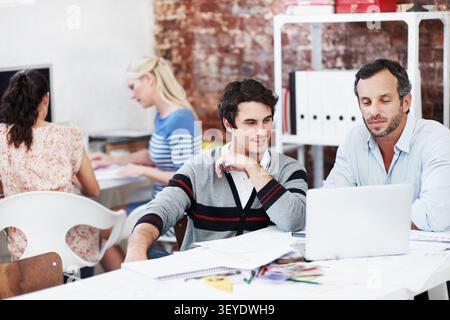 Ordinateur portable, équipe et projet avec des gens d'affaires dans le bureau pour la conception intérieure, la planification et l'examen de plan. Décor, briefing, rétroaction de proposition et Banque D'Images