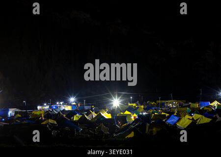 Baltal, Jammu-et-Cachemire, Inde. 2 juillet 2026. Une vue nocturne des tentes dressées au camp de base de Baltal pendant le pèlerinage annuel au Sanctuaire de la grotte Holy Amarnath dans la région de Baltal à Sonamarg, à l'est de Srinagar, la capitale estivale du Cachemire indien. (Crédit image : © Umar Farooq/ZUMA Press Wire) USAGE ÉDITORIAL SEULEMENT ! Non destiné à UN USAGE commercial ! Banque D'Images