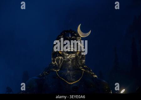 Baltal, Jammu-et-Cachemire, Inde. 3 juillet 2026. Une statue de la divinité hindoue Shiva se dresse au camp de base de Baltal pendant le pèlerinage annuel au sanctuaire de la grotte Holy Amarnath dans la région de Baltal à Sonamarg, à l'est de Srinagar, la capitale estivale du Cachemire indien. (Crédit image : © Umar Farooq/ZUMA Press Wire) USAGE ÉDITORIAL SEULEMENT ! Non destiné à UN USAGE commercial ! Banque D'Images
